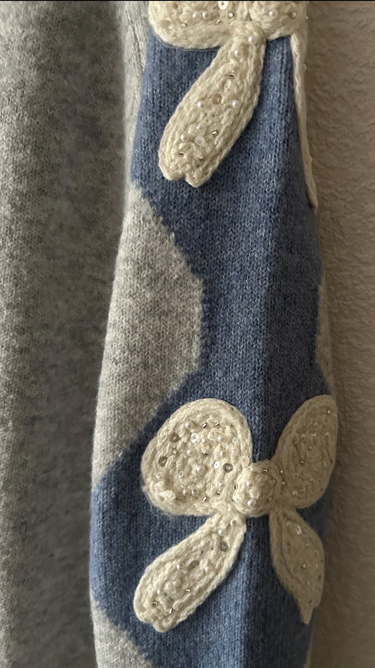 Pull en maille avec fleurs à sequins – Gris & bleu