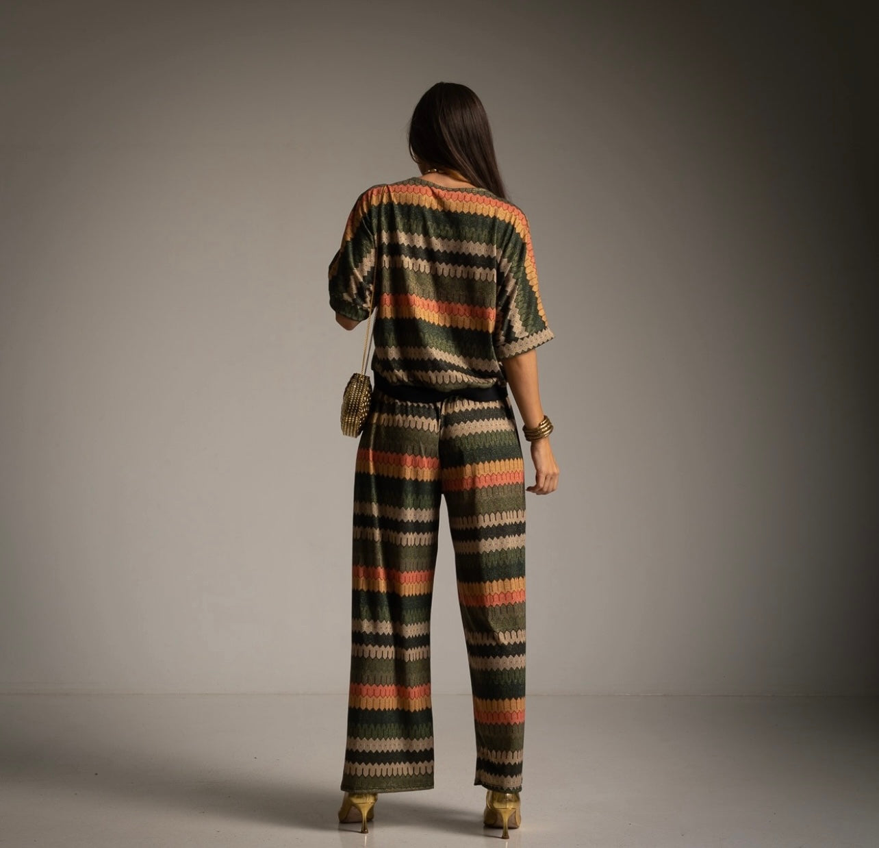 Ensemble fluide à motifs ondulés multicolores