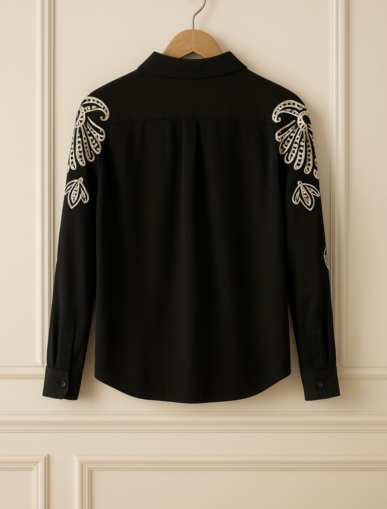 Chemise noire brodée – Élégance et détails raffinés
