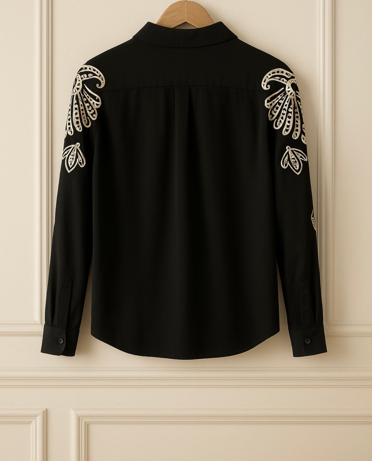 Chemise noire brodée – Élégance et détails raffinés