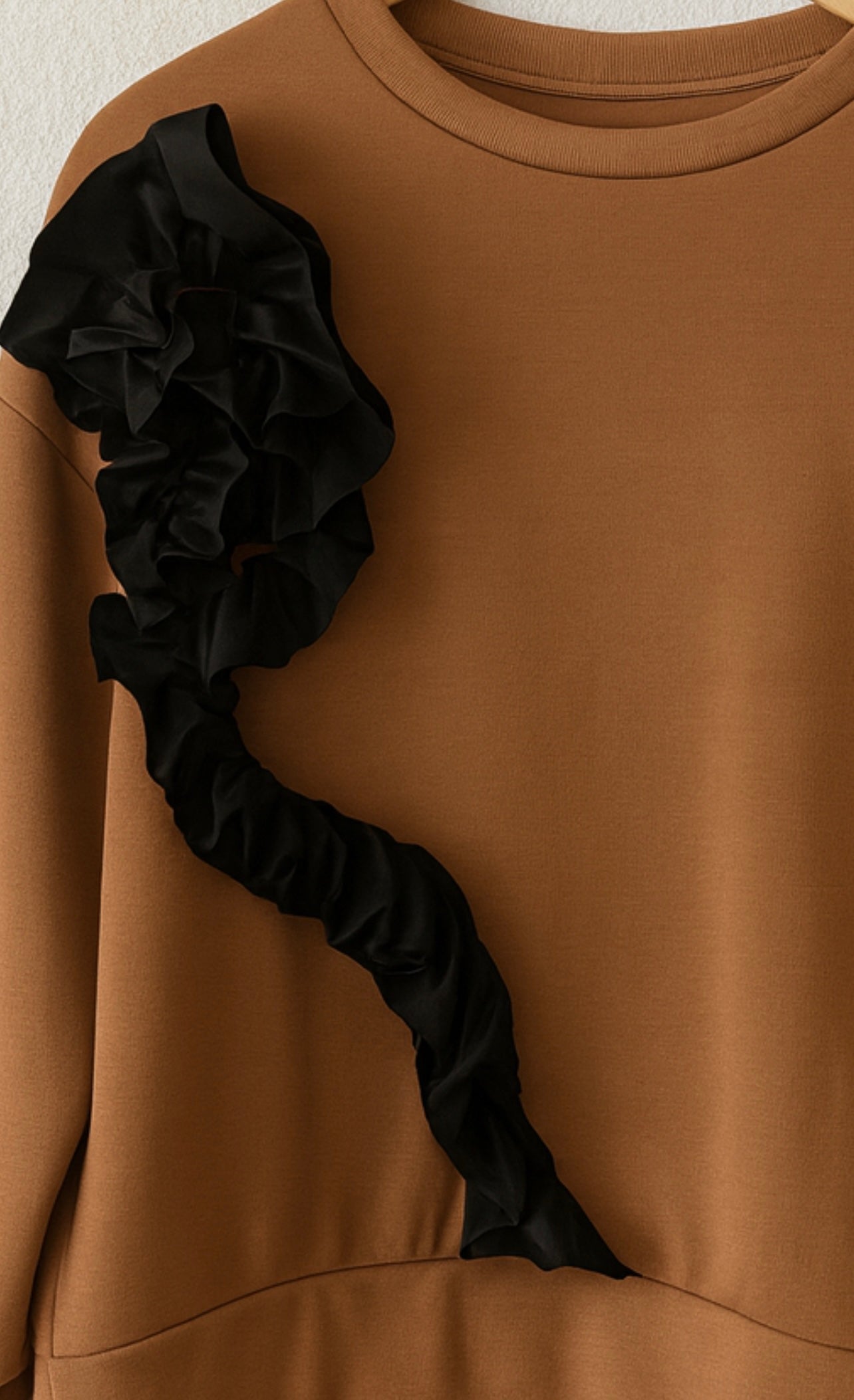 Sweat oversize avec grande fleur noire – Camel