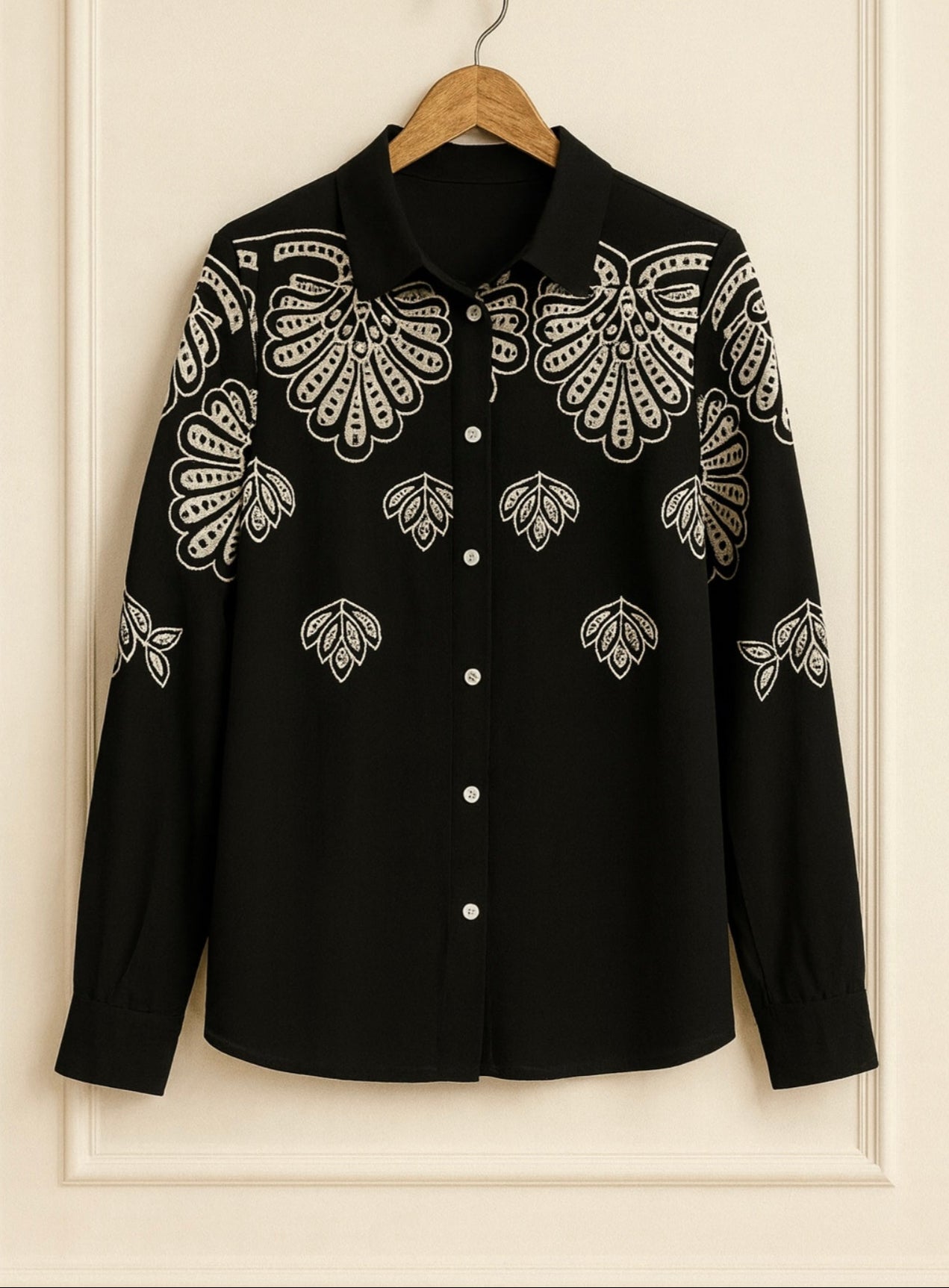 Chemise noire brodée – Élégance et détails raffinés