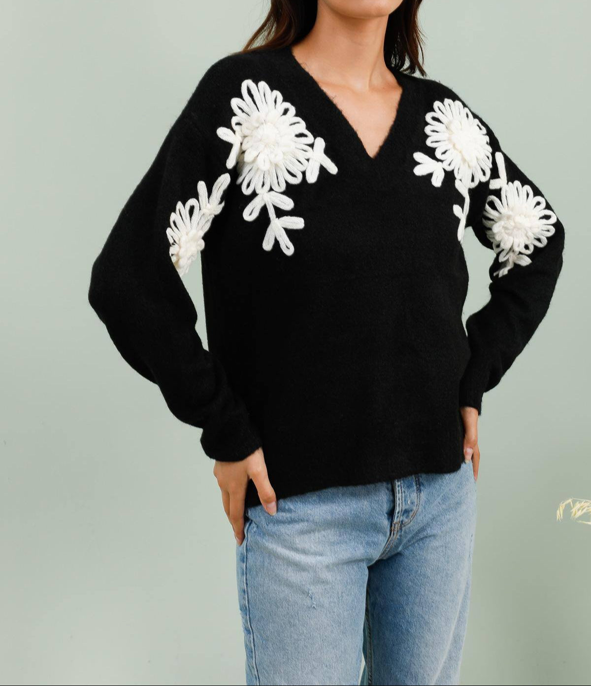 Pull col V avec fleurs en relief- Noir