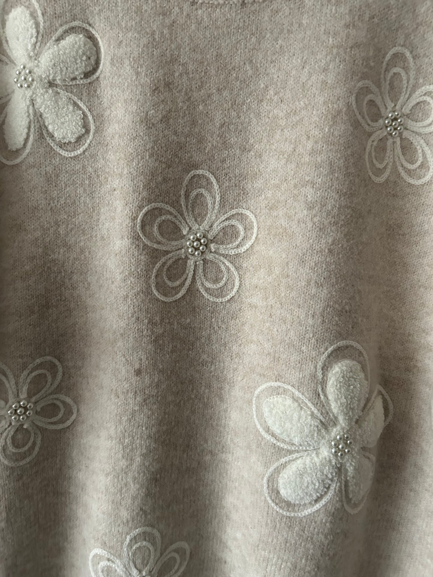Pull en maille avec fleurs brodées et perles – Beige