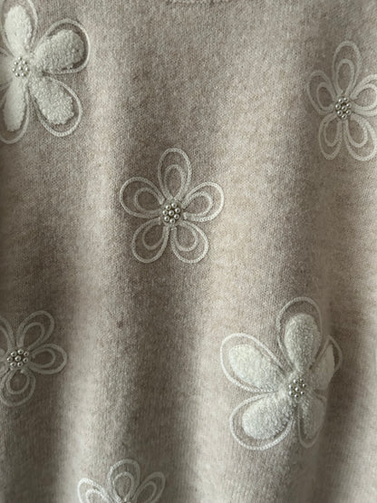 Pull en maille avec fleurs brodées et perles – Beige