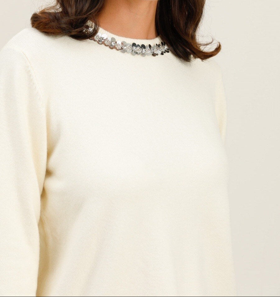 Pull en maille avec col orné de perles – Écru