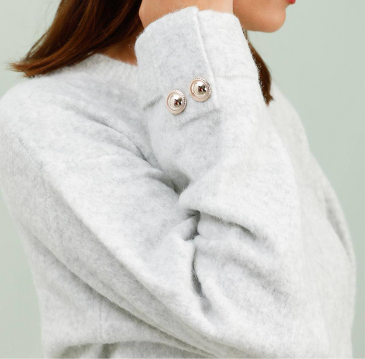 Pull en maille uni avec détails boutons – Gris clair