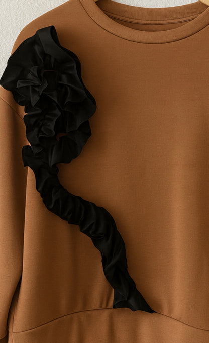 Sweat oversize avec grande fleur noire – Camel