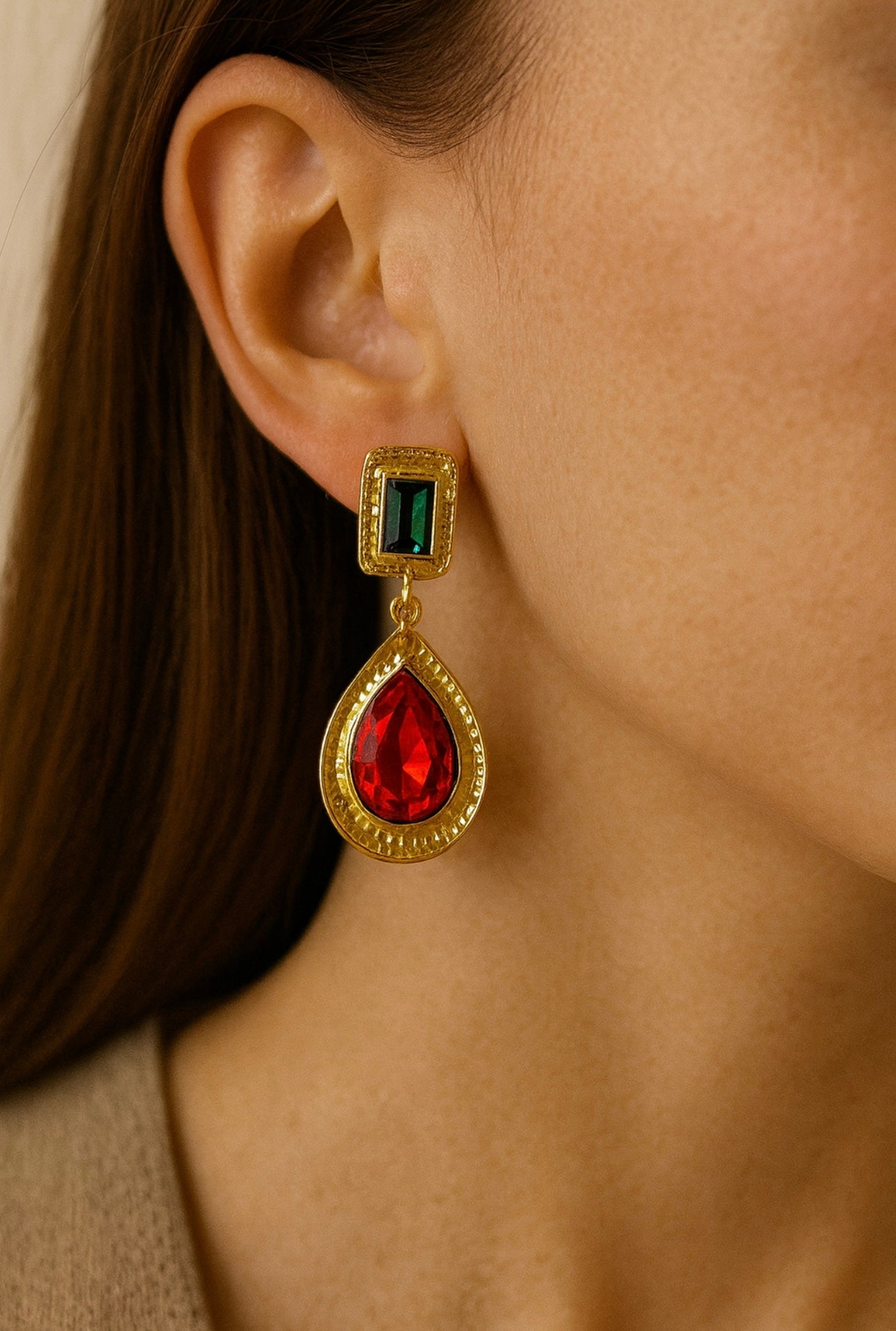 Boucles d’oreilles pendantes rouges & vertes – Dorées