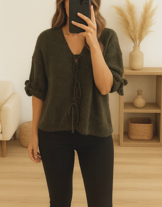 Gilet doux kaki à nouettes – Élégant & confortable