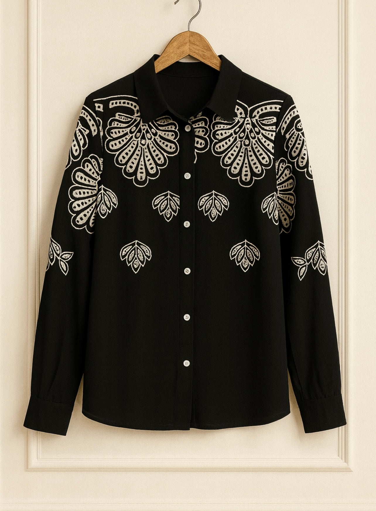 Chemise noire brodée – Élégance et détails raffinés