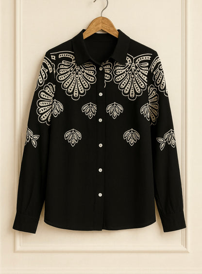 Chemise noire brodée – Élégance et détails raffinés