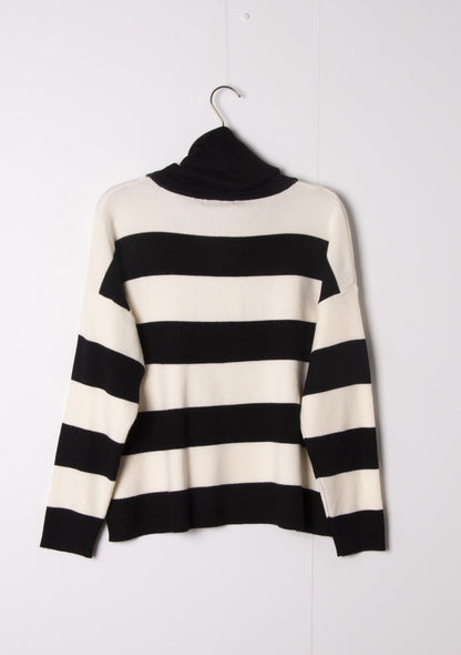 Pull col roulé à larges rayures – Noir & blanc