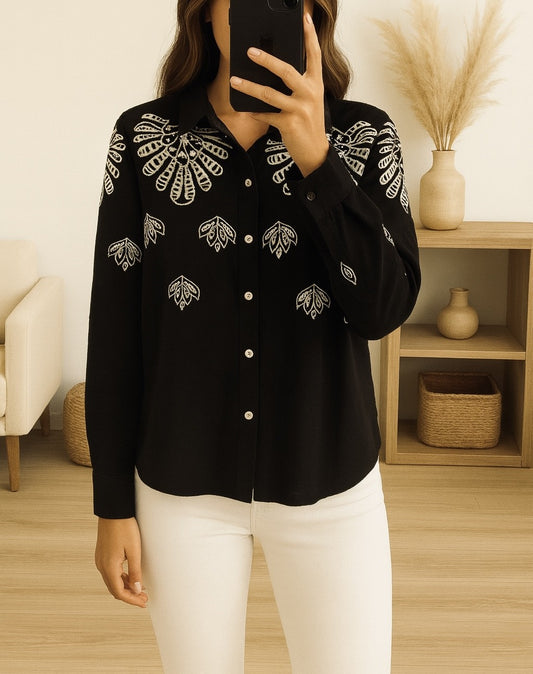 Chemise noire brodée – Élégance et détails raffinés